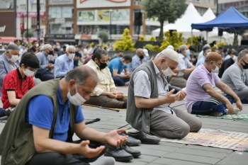 Esenyurt’Ta Cuma Namazı Öncesi Tek Kullanımlık Seccade Dağıtıldı
