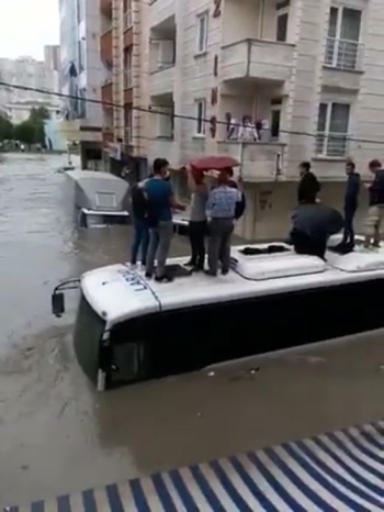 Esenyurt’Ta Vatandaşlar Midibüsün Üzerinde Mahsur Kaldı
