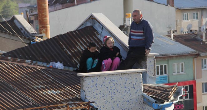 Eşi evi terk edince çocuklarıyla çatıya çıktı