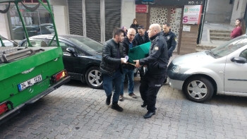 Eşini Bıçakla Öldürdü, Polise Teslim Oldu
