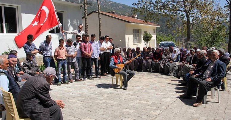 Evlenmek için eylem yapan gençlere teklif yağıyor