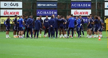 Fenerbahçe’Nin Yeni Transferi Samatta, İlk İdmanına Çıktı
