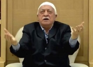 FETÖ şüphelisinin evinden Gülen imzalı çek çıktı