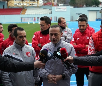 Fıfa Kokartlı Hakemler Ve Sporcular Yenilenen Burhan Felek Atletizm Stadı’Nda
