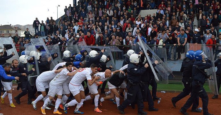 Futbolcular sahayı polis korumasında terk etti