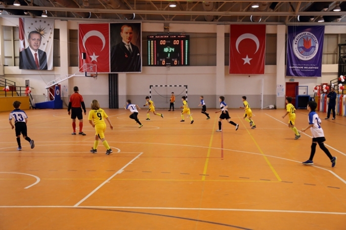 FUTSALIN YILDIZLARI KUPALARINI ALDI