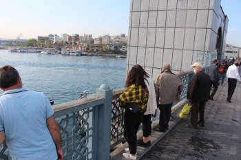 Galata Köprüsü’Nde Denizden Erkek Cesedi Çıktı
