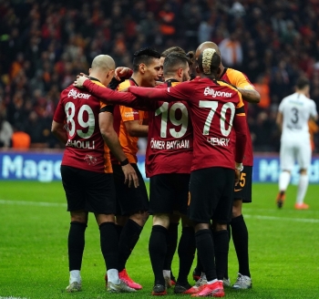 Galatasaray 8’De 8 Yaparak Şampiyonluk Yarışana Devam Etti
