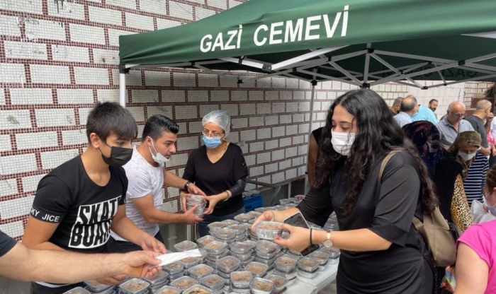 Gazi Eğitim ve Kültür Vakfı (Gazi Cemevi ) aşure dağıttı