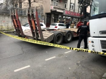 Gaziosmanpaşa’Da Annesinin Elinden Fırlayan Çocuk Tırın Altında Kaldı
