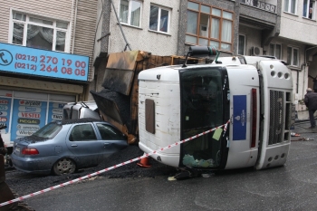 Gaziosmanpaşa’Da Devrilen İbb’Nin Asfalt Kamyonu Kaldırıldı
