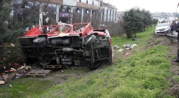 Gaziosmanpaşa’Da Kamyonet Şarampole Yuvarlandı
