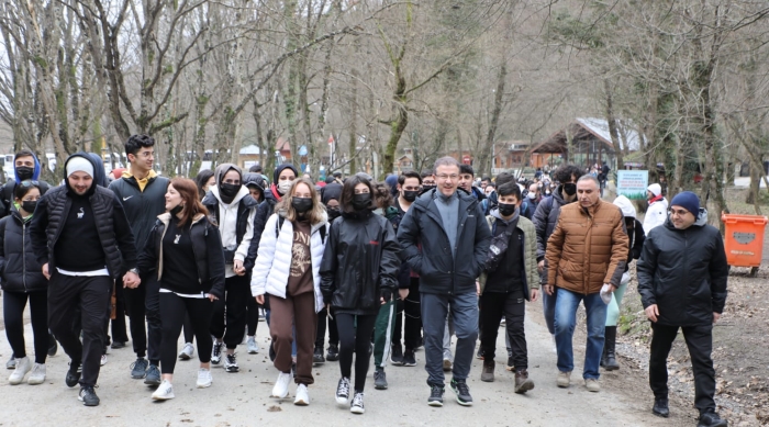 Gençlerle keyifli bir doğa yürüyüşü