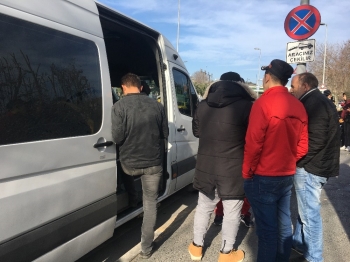 Göçmenler Vatan Caddesi’Nden Sınıra Gitmeye Devam Ediyor
