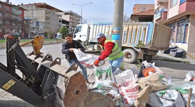 Gölbaşı  Belediyesi  Molozları  Topluyor