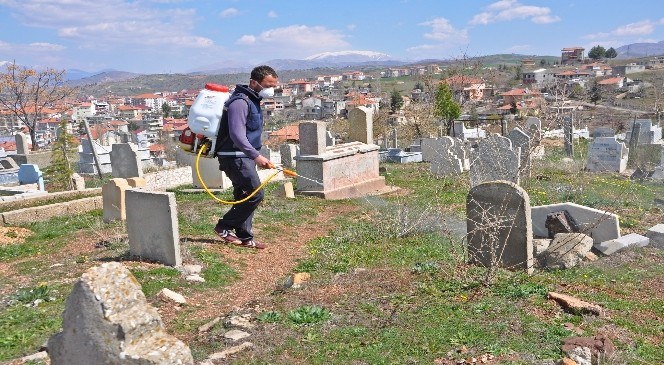 Gölbaşı  İlçesinde  Mezarlıklar  İlaçlandı