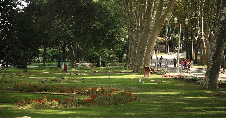 Gülhane Parkı'nda çay bahçesinin duvarı çöktü