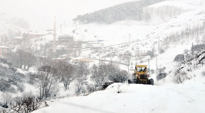 Gümüşhane'de  75  Köy  Yolu  Ulaşıma  Kapandı