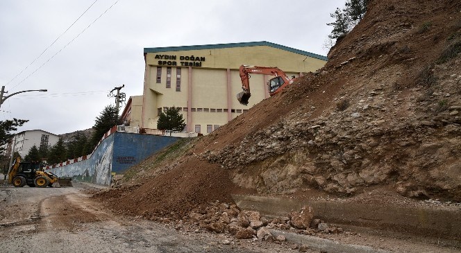 Gümüşhane'de  Tehlikeli  Yamaçta  Çalışma  Başlatıldı