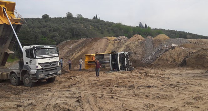 Hafriyat boşaltan kamyon devrildi