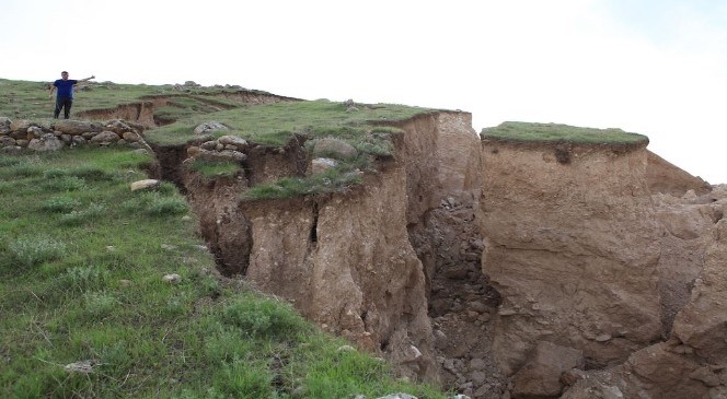 Hasankeyf  Yolunda  Heyelan  Tehlikesi