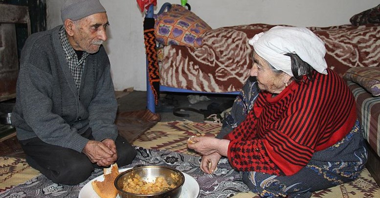 Hasta eşine 'gözü gibi' bakıyor