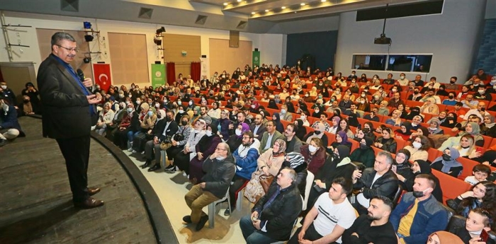 Hayati İnanç’ın ''Can Veren Pervaneler'' Söyleşisine Gaziosmanpaşalılardan Yoğun İlgi