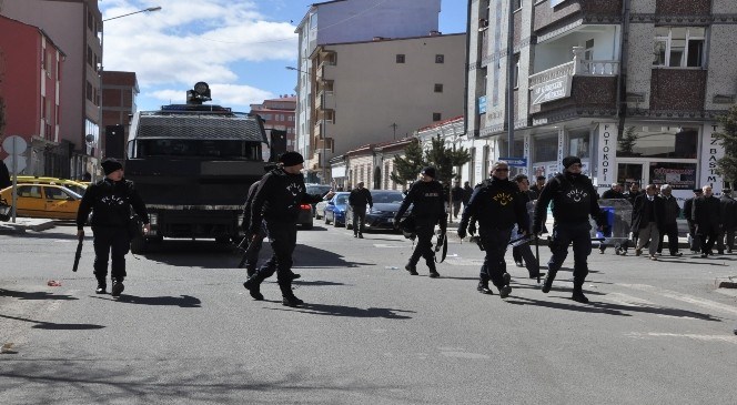 Hdp'liler  Dbp  Eş  Genel  Başkanı  Yüksek'in  Gözaltına  Alınmasını  Protesto  Etti