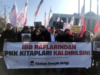 İbb’Nin Selahattin Demirtaş’In Kitabını Satması Protesto Edildi
