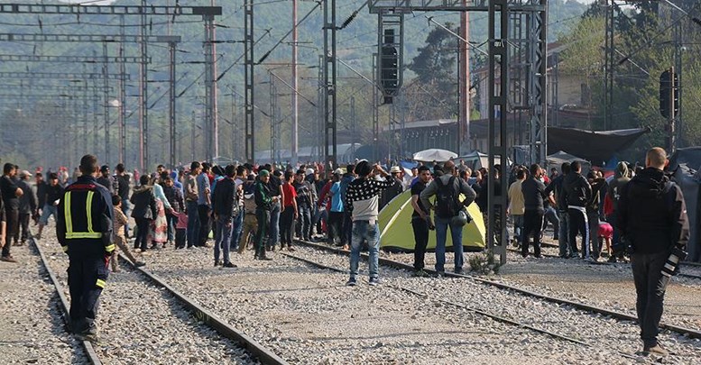 İdomeni'de sığınmacılar demiryolunu kapattı