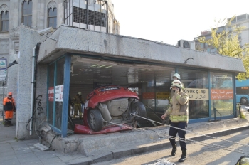 İett Otobüsüne Çarpan Araç Aksaray Yeraltı Çarşısı’Na Uçtu
