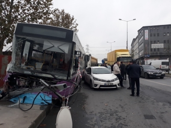 İett Otobüsünün Karıştığı Zincirleme Kaza: 1 Yaralı
