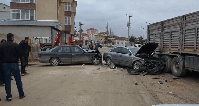 İki otomobilin çarpışma anı kamerada