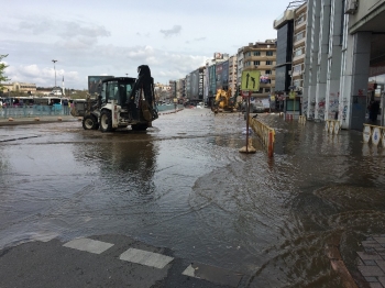 İski Ekiplerinin Çalışması Sırasında Atık Su Borusu Patladı, Yol Göle Döndü
