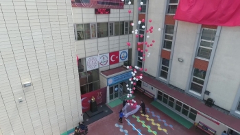 İstanbul’Da 100 Okulda 100 Balon Gökyüzüne Bırakıldı
