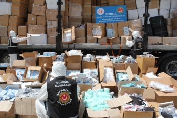 İstanbul’Da Çok Sayıda Kaçak Tıbbi Koruyucu Malzeme Ele Geçirildi
