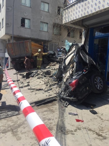 İstanbul’Da Dehşet Veren Kaza: Kamyon İki Aracı Biçip Binanın Duvarına Vurarak Durabildi
