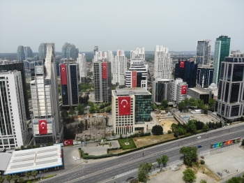 İstanbul’Da Gökdelenler 19 Mayıs İçin Türk Bayrakları İle Süslendi
