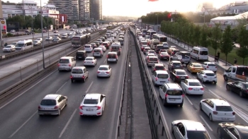 İstanbul’Da Haftanın Son İş Gününde Trafik Yoğunluğu Arttı
