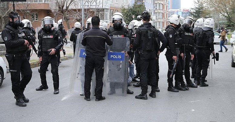 İstanbul'da izinsiz etkinlik yapmak isteyen gruba müdahale