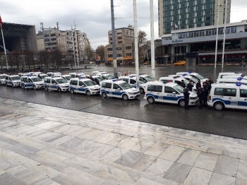 İstanbul’Da Merak Uyandıran Polis Konvoyu
