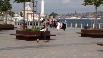 İstanbul’Da Rüzgar Etkili Oldu: Vatandaşlar Yürümekte Zorluk Çekti
