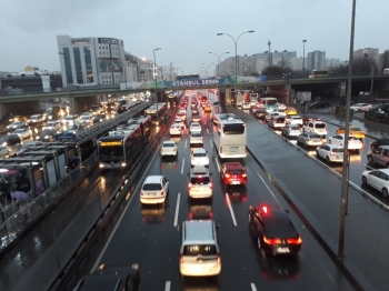 İstanbul’Da Sağanak Yağış Ve Fırtına Etkili Oluyor
