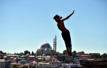 İstanbul’Da Sıcaktan Bunalan Çocuklar Denize Girerek Serinledi
