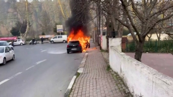 İstanbul’Da Sosyal Medya Fenomeni Uras Benlioğlu’Nun Aracı Alev Alev Yandı
