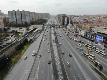 İstanbul’Da Trafiğin En Yoğun Olduğu Cuma Akşamı Yollar Boş Kaldı
