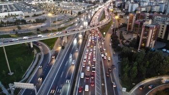 İstanbul’Da Trafik Kilitlendi, Yoğunluk Yüzde 50’Ye Ulaştı
