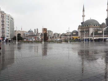 İstanbul’Da Vatandaşlar Yağmura Hazırlıksız Yakalandı
