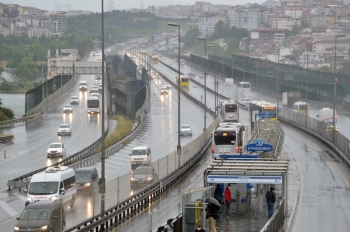 İstanbul’Da Yağmur Trafiği Olumsuz Etkiledi
