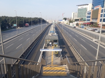 İstanbul’Da Yasak Sonrası Toplu Taşıma Seferleri Seyrek Şekilde Yapılıyor
